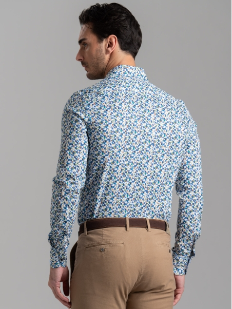 Camisa azul de caballero con estampado geométrico y cuello semifrancés
