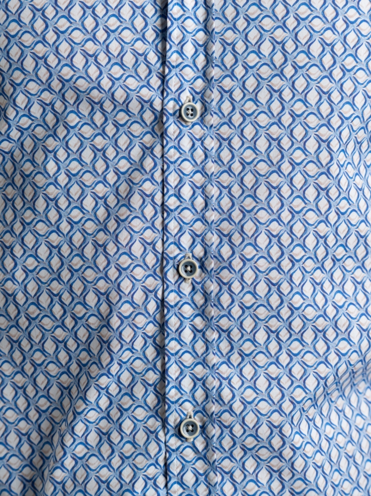 Camicia uomo fantasia geometrica con collo semi francese