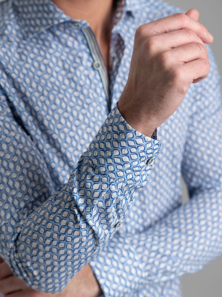Camisa de caballero con estampado geométrico y cuello semifrancés