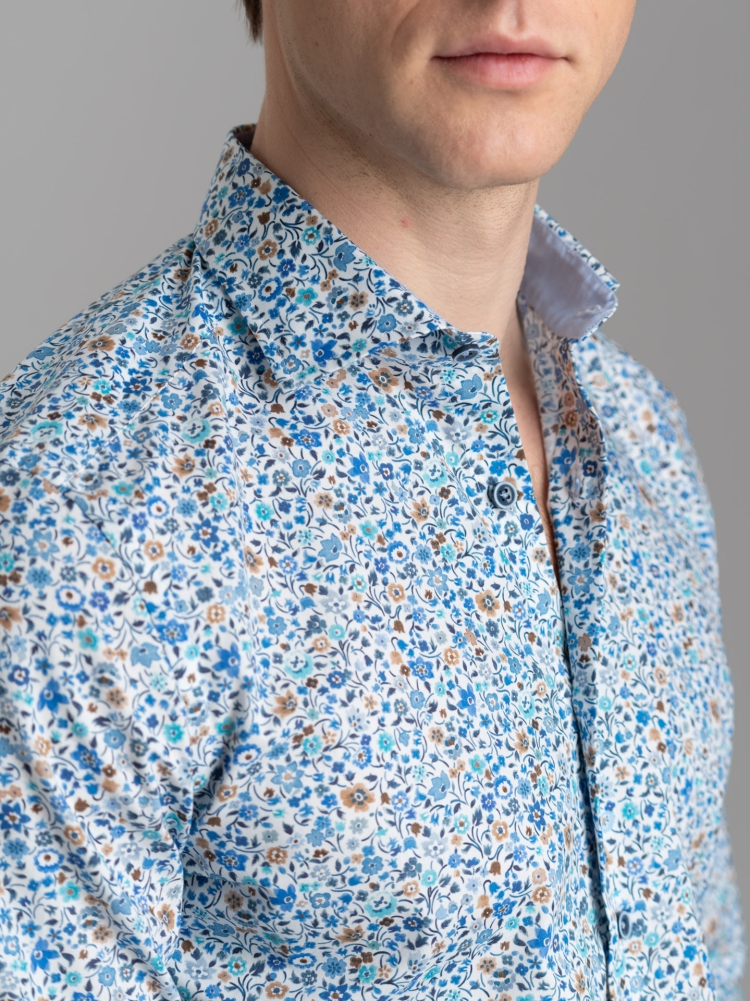 Camicia uomo floreale azzurra con collo semi francese