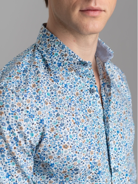 Camicia uomo floreale azzurra con collo semi francese