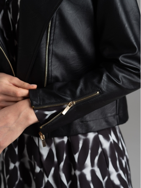 Chaqueta con cremallera de piel sintética martillada para mujer