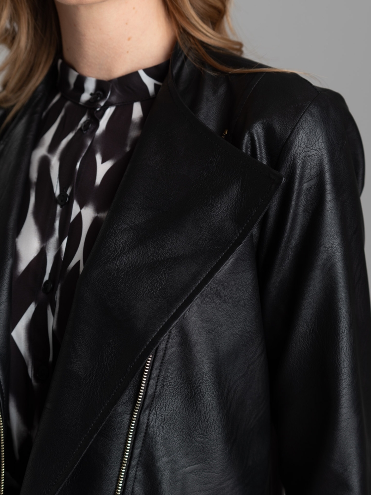 Chaqueta con cremallera de piel sintética martillada para mujer