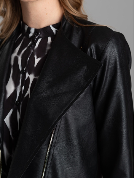 Chaqueta con cremallera de piel sintética martillada para mujer