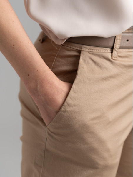 Pantalone donna chino in raso di cotone stretch tinto capo