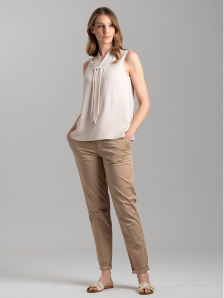 Pantalone donna chino in raso di cotone stretch tinto capo