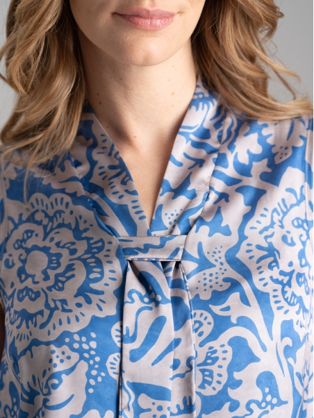 Camicia donna smanicata con collo a scialle
