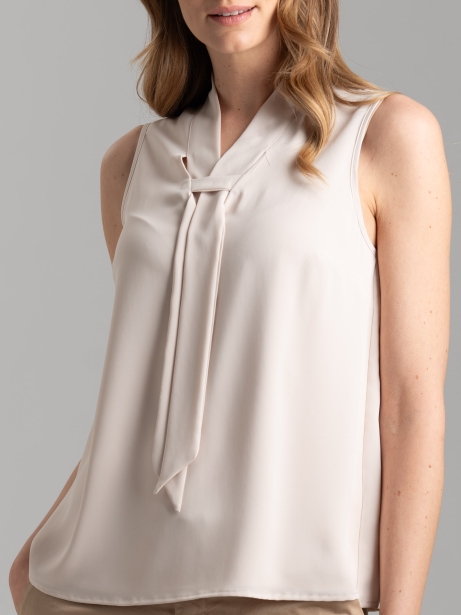 Camicia donna beige smanicata con collo a scialle