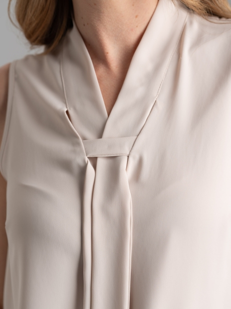 Camicia donna beige smanicata con collo a scialle 2