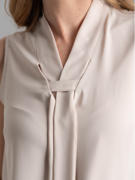 Camicia donna beige smanicata con collo a scialle