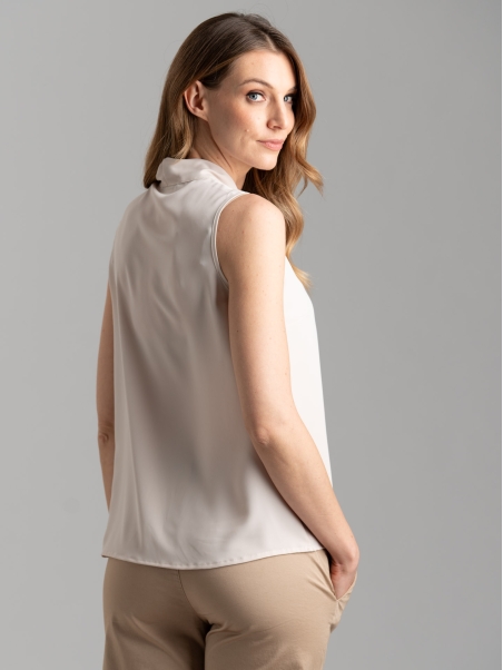 Camicia donna beige smanicata con collo a scialle