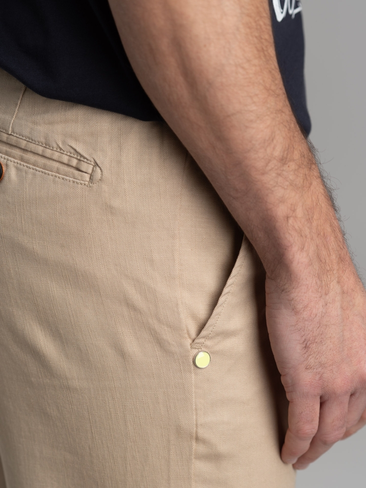 Bermudas de hombre en mezcla de lino con detalles de color