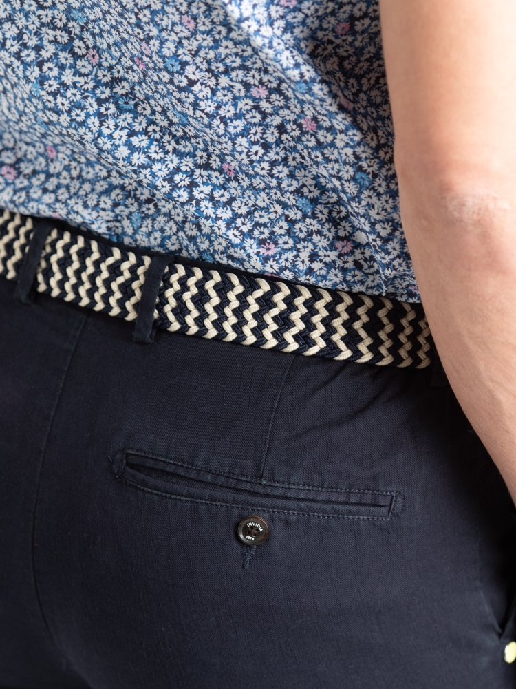 Bermudas de hombre en mezcla de lino con detalles de color