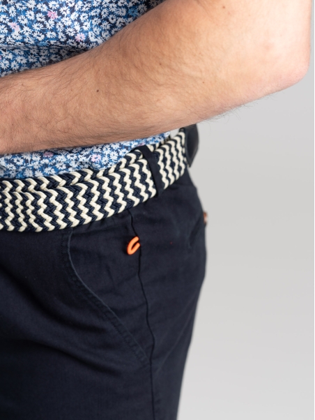 Bermudas de hombre en mezcla de lino con detalles de color