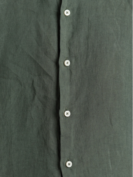 Camisa de hombre de lino verde con cuello abotonado