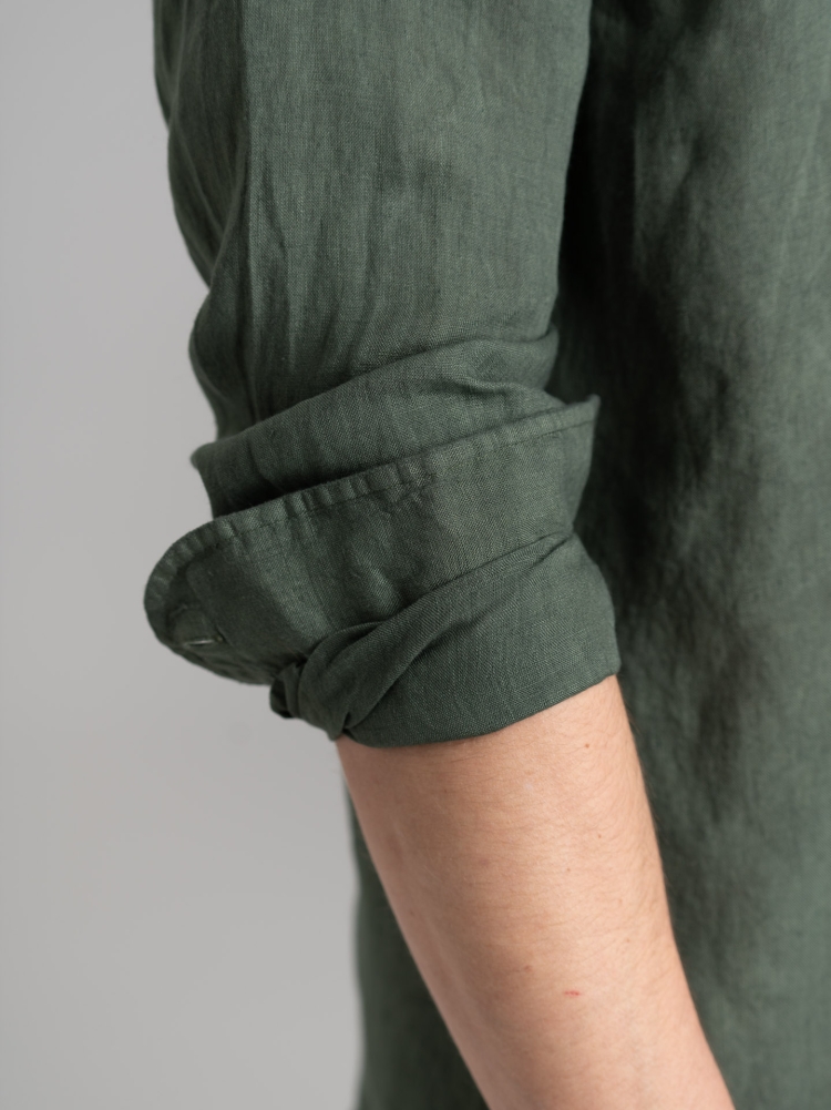 Camisa de hombre de lino verde con cuello abotonado