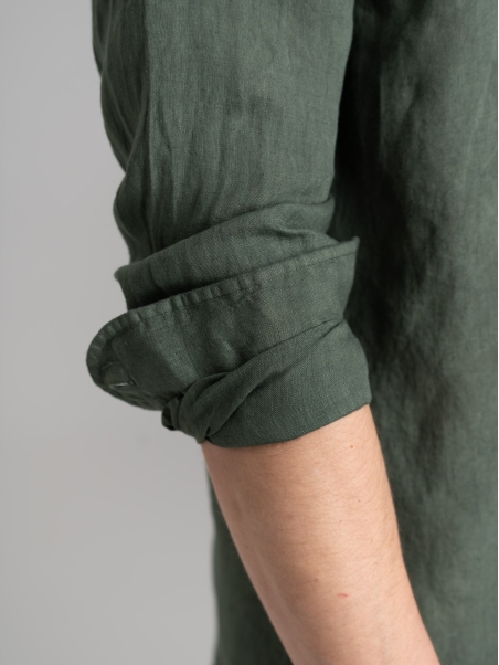 Camisa de hombre de lino verde con cuello abotonado