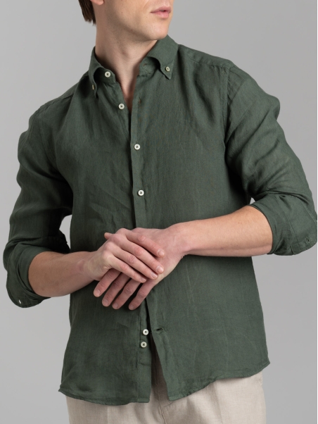 Camisa de hombre de lino verde con cuello abotonado