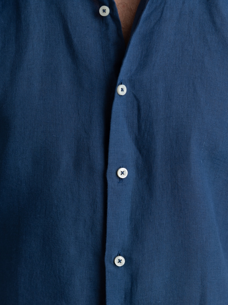 Camicia uomo in lino blu chiaro con collo semi francese