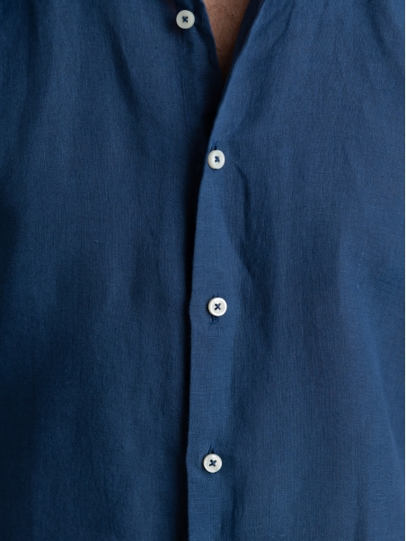Camicia uomo in lino blu chiaro con collo semi francese