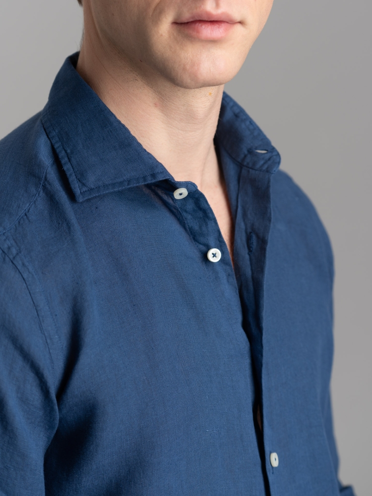 Camicia uomo in lino blu chiaro con collo semi francese