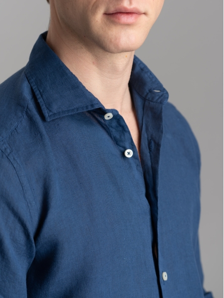 Camicia uomo in lino blu chiaro con collo semi francese