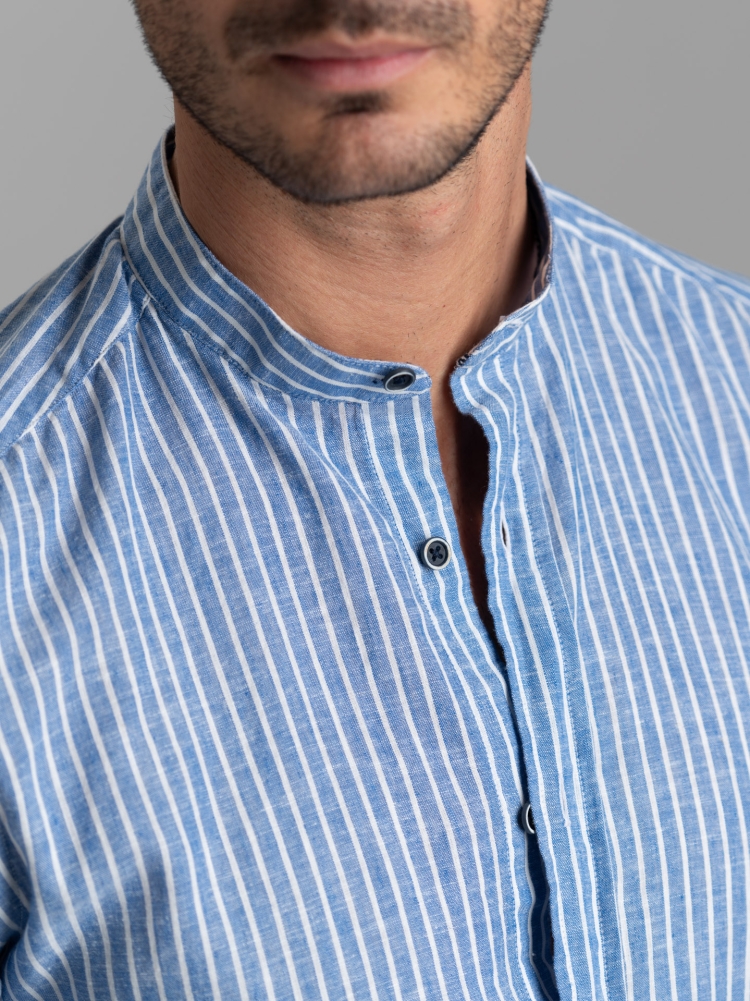 Camisa de hombre a rayas en mezcla de lino azul con cuello coreano