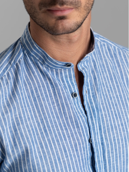 Camisa de hombre a rayas en mezcla de lino azul con cuello coreano