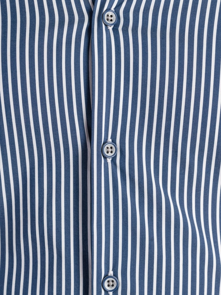 Camisa de hombre a rayas azules con detalles grises