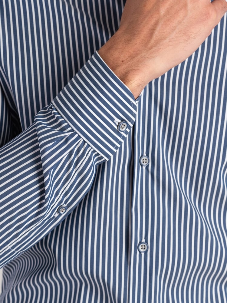 Camisa de hombre a rayas azules con detalles grises