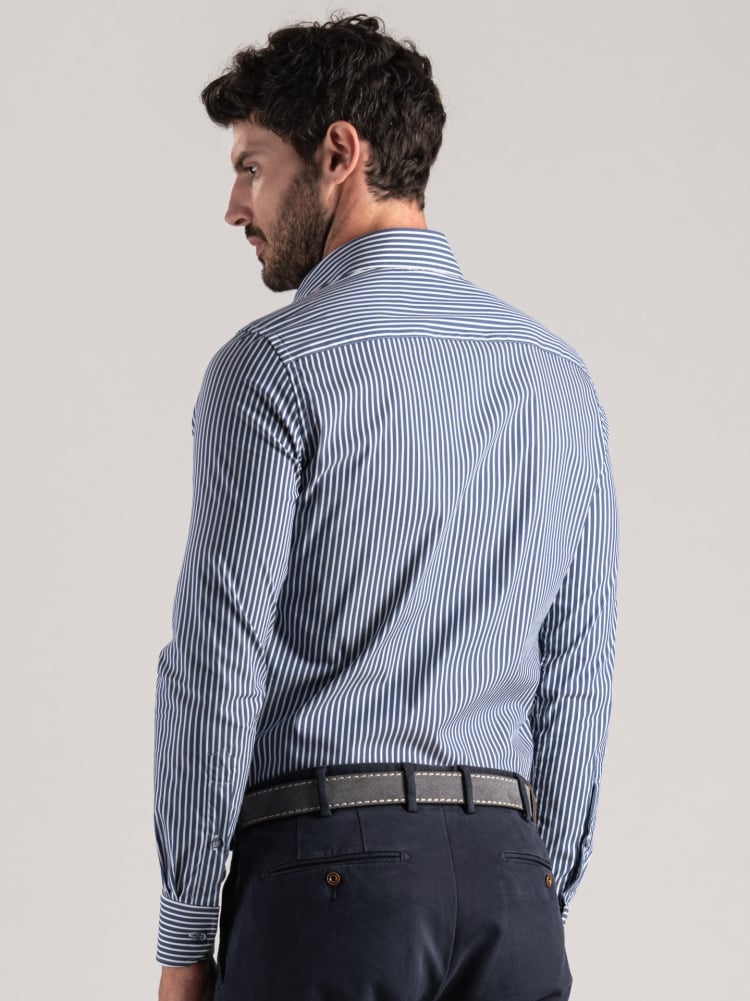 Camisa de hombre a rayas azules con detalles grises