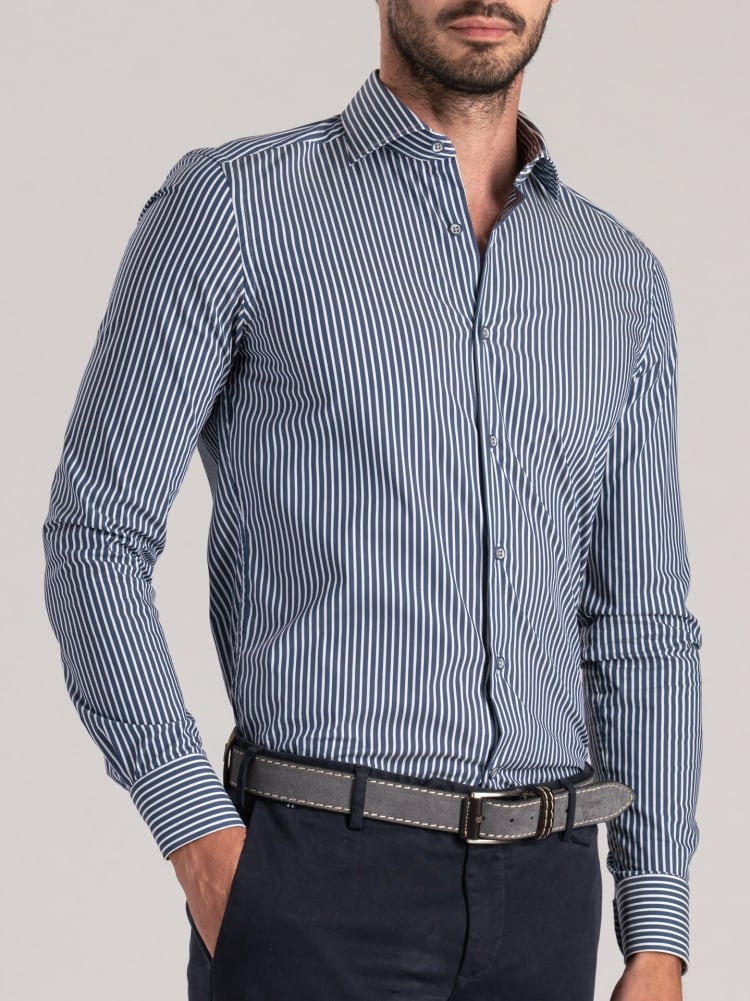 Camisa de hombre a rayas azules con detalles grises