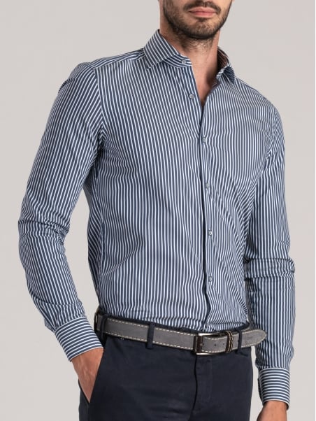 Camisa de hombre a rayas azules con detalles grises