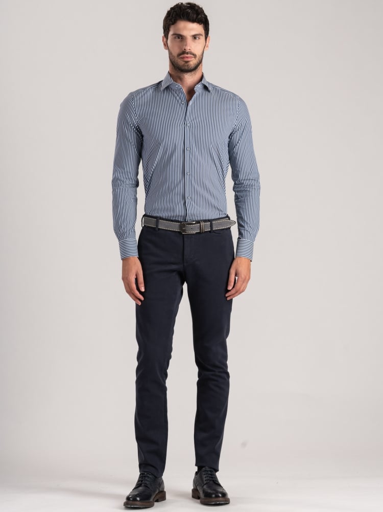Camisa de hombre a rayas azules con detalles grises