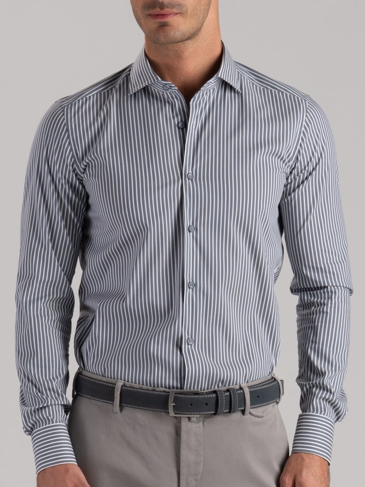 Camisa de hombre a rayas grises con inserciones azules
