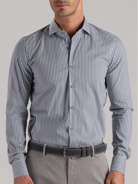 Camisa de hombre a rayas grises con inserciones azules