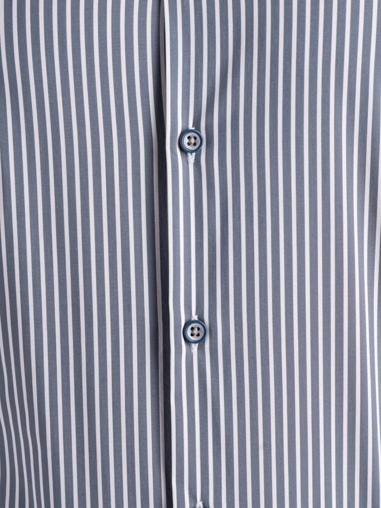 Camisa de hombre a rayas grises con inserciones azules