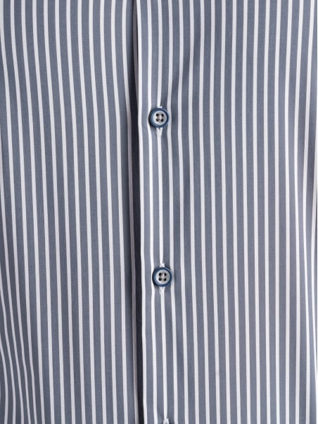 Camisa de hombre a rayas grises con inserciones azules