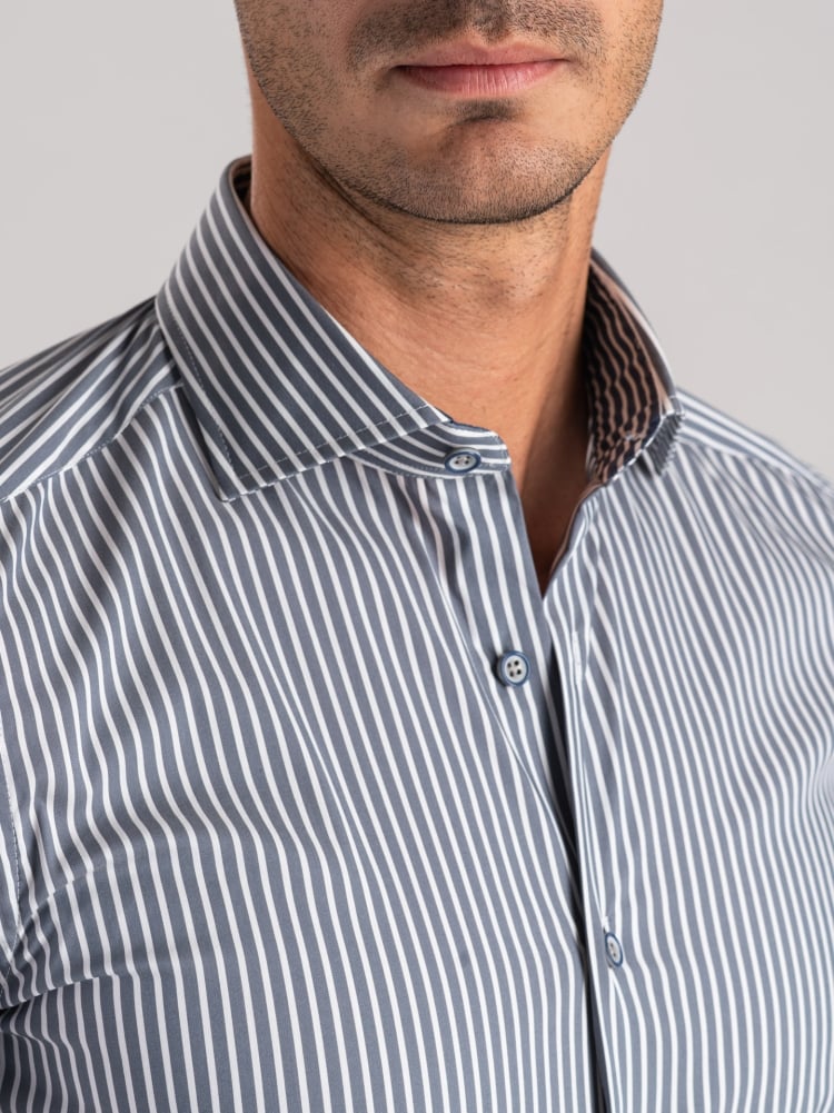 Camisa de hombre a rayas grises con inserciones azules