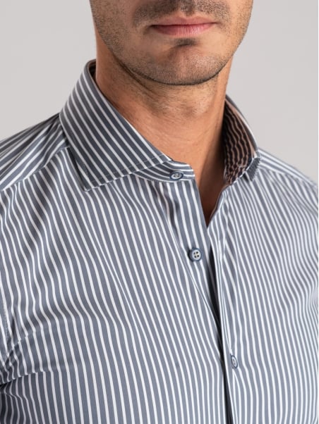 Camisa de hombre a rayas grises con inserciones azules
