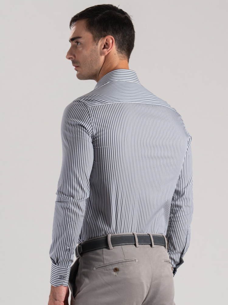 Camisa de hombre a rayas grises con inserciones azules