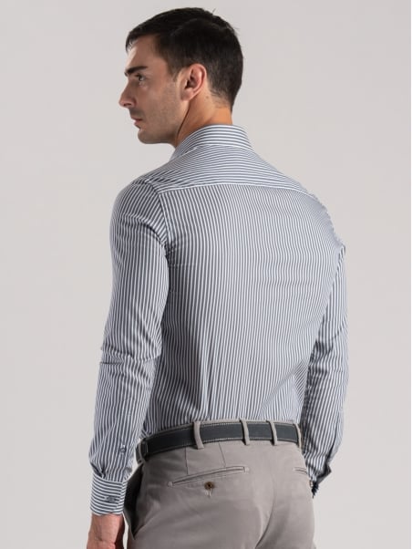 Camisa de hombre a rayas grises con inserciones azules