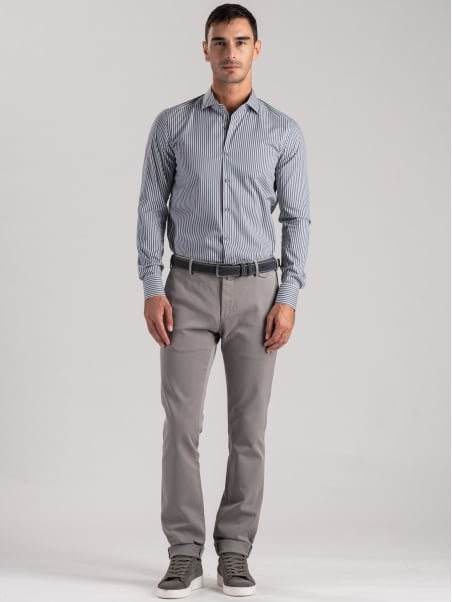 Camisa de hombre a rayas grises con inserciones azules