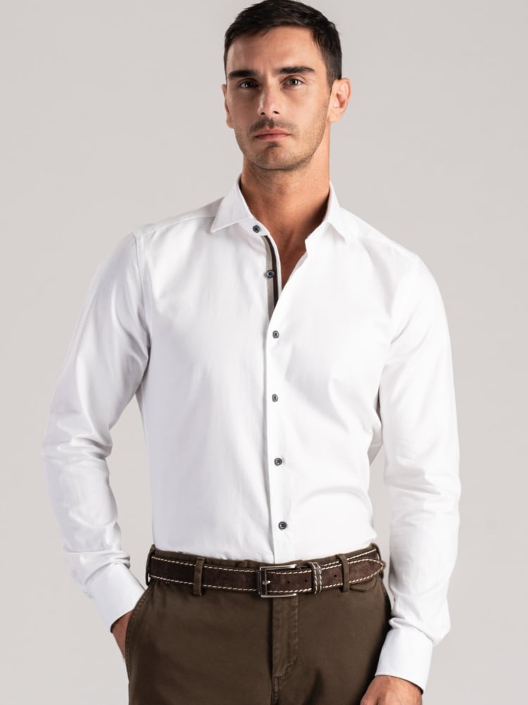 Camisa azul de espiga para hombre con cuello semidesplegado