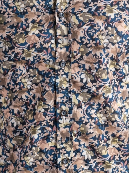 Camisa floral azul verdoso de hombre con cuello abotonado