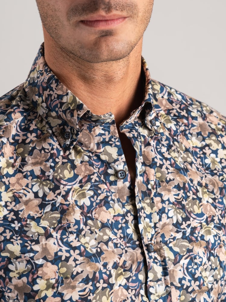 Camisa floral azul verdoso de hombre con cuello abotonado