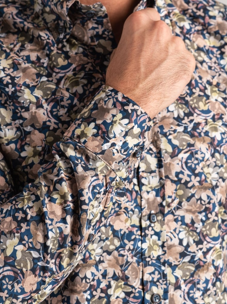 Camisa floral azul verdoso de hombre con cuello abotonado
