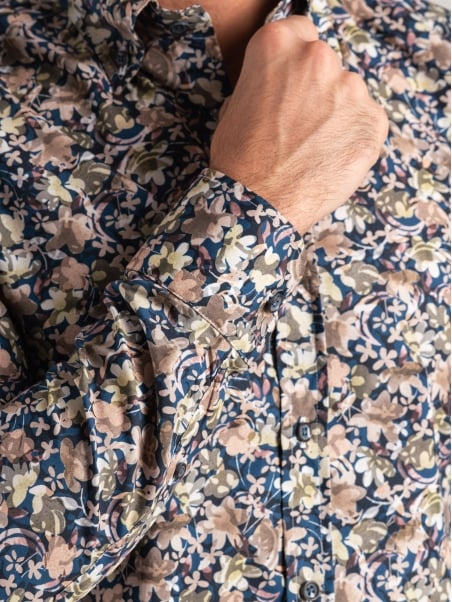 Camisa floral azul verdoso de hombre con cuello abotonado