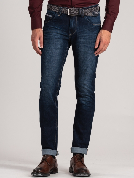 Vaqueros de 5 bolsillos para hombre con contrastes en burdeos
