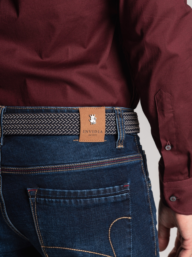 Vaqueros de 5 bolsillos para hombre con contrastes en burdeos